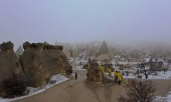 Kapadokya'da kar ve sis turistleri büyüledi
