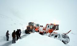 Muş'ta karayolları ekipleri, karda mahsur kalan araçları kurtardı