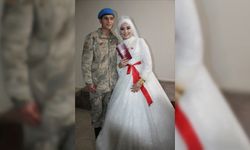 Nikah törenine damatlık yerine askeri üniformasıyla katıldı