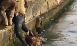 Özel harekat polisi gözünü kırpmadan atladı! Denize düşen turisti kurtardı...