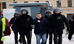 Rusya'da göstericiler, Navalnıy'ın tutuklanmasını protesto etmek için tekrar sokakta