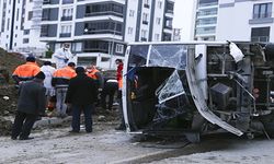Samsun'da belediye işçilerini taşıyan servis midibüsü devrildi: 2 ölü, 16 yaralı