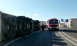 Silivri'de virajı alamayan TIR devrildi