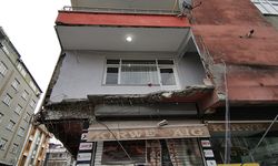 Sultangazi'de bir binanın balkonu çöktü