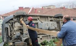 Trabzon'da freni boşalan kepçenin çarptığı araç son anda kurtuldu