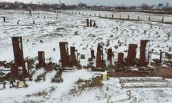 Ahlat'taki Selçuklu Meydan Mezarlığı, beyaz örtüsüyle de büyülüyor