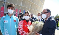 Bakan Kasapoğlu, yapımı tamamlanan Yeni Adana Stadı'nı inceledi