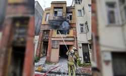 Fatih'te balıkçı deposu olarak kullanılan binada çıkan yangın söndürüldü