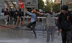 Güney Kıbrıs'ta ortalık karıştı! Rumlar sokaklara döküldü!