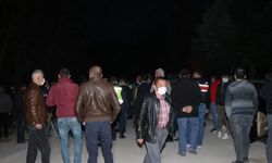 Isparta'da köylüler, çalışanını taciz ettiği öne sürülen işletmeciye tepki göstermek için toplandı