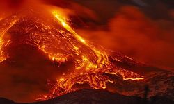 İtalya'da Etna yanardağı yeniden faaliyete geçti