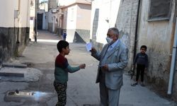 Kilisli 69 yaşındaki muhtar hem ihtiyaç sahiplerini hem de mahalle esnafını sevindiriyor