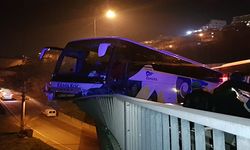 Kocaeli'de refüje çarpan otobüs viyadükte asılı kaldı: 6 yaralı