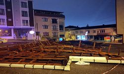Kocaeli'de şiddetli rüzgar nedeniyle apartmanın çatısı uçtu