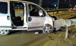 Kocaeli'de sağlık personelini taşıyan hafif ticari araç refüje çarptı: 2 yaralı