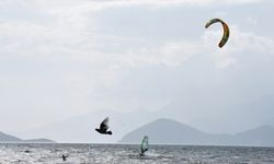 Marmaris'te adrenalin tutkunları sörf keyfi yaşadı