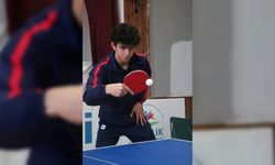 Masa tenisçi Talha Yiğenler, olimpiyat vizesi alabilmek için raket sallıyor