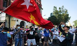 Myanmar'da darbe karşıtı protestolar üçüncü gününde de sürüyor