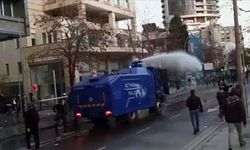 Rum polisi koronavirüs kısıtlamalarını protesto edenlere göz yaşartıcı gazla müdahale etti