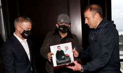 Trabzonspor'un 61 bin liradan sattığı kasketi Seyfettin Selim teslim aldı