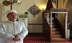 Uyuşturucu bağımlılarının hayatlarına dokunan ve küskünleri barıştıran imam, dışarda kalanlara da yardım ediyor