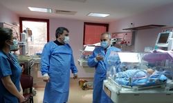 AK Parti Karaman Milletvekili Şeker hayatını kurtardığı Bolathan Yerdana bebeği hastanede ziyaret etti