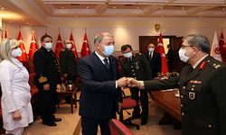 Bakan Akar, sağlık çalışanlarının bayramını kutladı