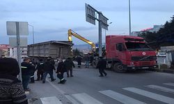 Bartın'da tır devrildi, şoförün kolu koptu
