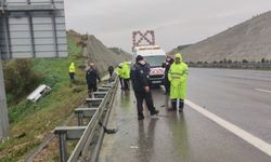 Bursa'da otoyolda bariyerlere çarparak devrilen otomobilin sürücüsü öldü