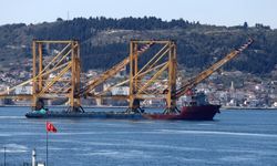 Büyük liman vinci taşıyan geminin Çanakkale Boğazı'ndan geçişi başladı