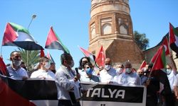 Antalya Kudüs Platformu üyeleri tarihi minareye Türk ve Filistin bayrağı astı