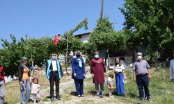 Antalya'da bayramın ilk günü evlerinde ziyaret edilen çocuklara şeker ikram edildi