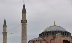 Ayasofya-i Kebir Camisi'ne Kelime-i Tevhid yazılı mahya asıldı