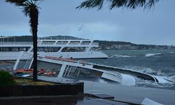 Ayvalık'ta etkili olan fırtına nedeniyle kıyıdaki bazı tekneler battı