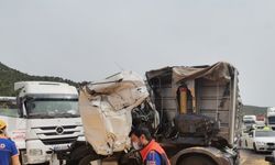 Bilecik'te TIR emniyet şeridinde bekleyen TIR'a çarptı: 2 yaralı
