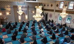 Danimarka’da salgın tedbirleri çerçevesinde kılınan bayram namazında Müslümanlar camiye sığmadı