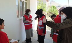 Elazığ'da Kızılay ekipleri çocuklara bayram harçlığı ve hediye dağıttı