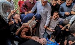 Filistinli küçük çocuğun şehit olan babasına vedası yürekleri dağladı