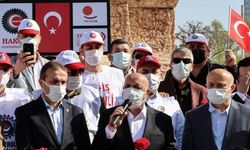 HAK-İŞ Konfederasyonu temsilcileri Taksim'e çelenk bıraktı