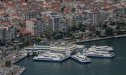İzmir'de şiddetli rüzgar nedeniyle vapur seferleri durduruldu