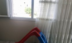 İzmir'de 4. kattaki evlerinin penceresinden kamyonetin kasasına düşen çocuk yaralandı