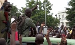 Mali’de Geçiş Konseyi Başkanı ve Başbakan askeri kampa götürüldü