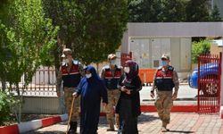 Mehmetçik, Gaziantepli şehit annesini oğlunun sembolik mezarına götürdü
