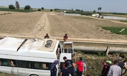 Mersin'de tarım işçilerini taşıyan minibüs şarampole devrildi: 7 yaralı