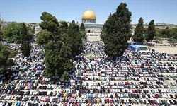 Muhteşem görüntüler: 70 bin Filistinli cuma namazını Mescid-i Aksa'da kıldı!