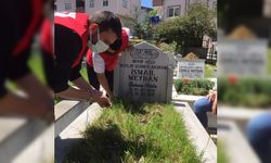 Ordu'da Kızılay ekipleri kabir ziyareti yapamayan vatandaşlar için mezarlıkları temizleyerek dua etti
