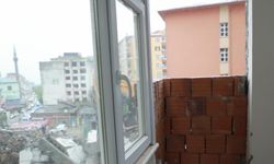 Rize'de, yol genişleme çalışması için bir binanın yıkım işlemleri sırasında yan apartmanın duvarı zarar gördü