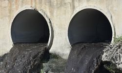 Siyah akan Çorlu Deresi, kötü koku yayıyor
