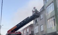 Üsküdar'da bir apartmanın çatı katında çıkan yangın söndürüldü