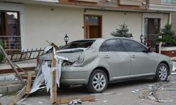 Çanakkale'de kuvvetli fırtına çatıyı yerinden söktü, elektrik direğini devirdi